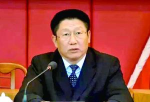 他曾身居要職，在仕途上平步青云，“連跳式”升官；他如今落馬，被查出近乎瘋狂地收受巨額利益、用公款送禮，還隱瞞“裸官”身份、在私企老板的安排下多次嫖娼、參與賭博、與多名女性通奸，被一線辦案人員形容為“五毒俱全”的干部。近日，深圳原市委常委、政法委書(shū)記蔣尊玉的貪腐歷程被披露。