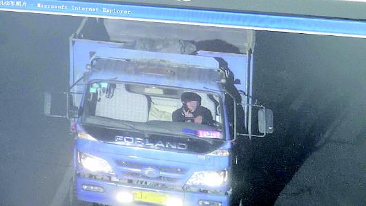 張某被抓拍到開車打手機(jī)。