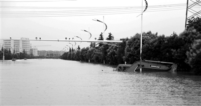6月28日，南京暴雨致云臺山河漫堤，祿口機場高速雙向封閉 供圖/CFP