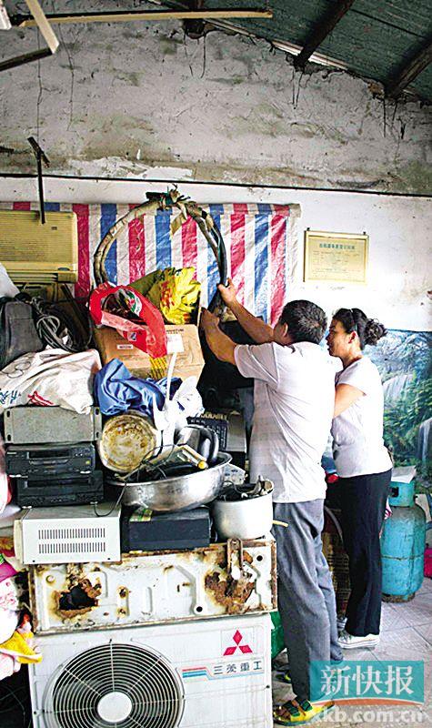 劉伯與妻子李姨在收拾剛回收的幾件小電器。