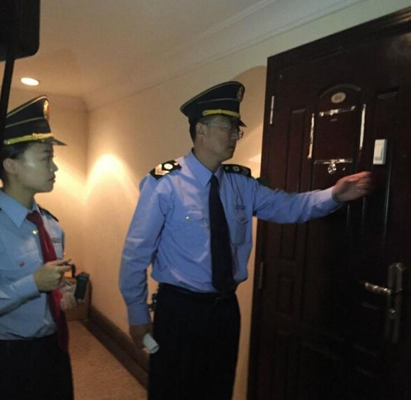 青島市衛(wèi)生監(jiān)督所的工作人員在郝愛(ài)勇診所執(zhí)法。