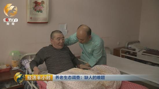 每天凌晨5點多，老姜就起床。幫老人挨個洗臉，口腔護理，換尿墊，擦身。