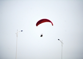 10月25日下午，動力傘從一對路燈上空飛過