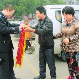 何姜姜的父母給民警送錦旗。