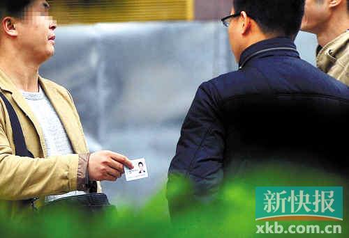 在進行了近半個月暗訪調(diào)查中，有證販子告訴記者稱，二代身份證買賣已形成產(chǎn)業(yè)鏈，不僅貨源穩(wěn)定，生意也是相當紅火?！稣褟V場附近，一名男子正向記者兜售二代身份證。