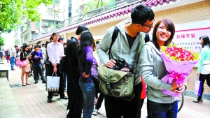 2011年11月11日，越秀區(qū)民政局，登記結(jié)婚的隊(duì)伍排了足有一百米長(zhǎng)（資料圖片）?！∮浾唿S澄鋒攝