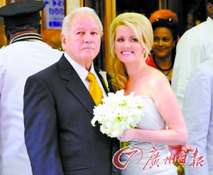 二00一年，埃德文和特里娜舉行婚禮。