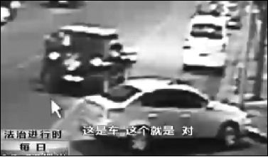 事發(fā)現(xiàn)場監(jiān)控錄像顯示，白圈內(nèi)的被害人老丁，正在牧馬人越野車旁收費。 圖片來自電視截圖