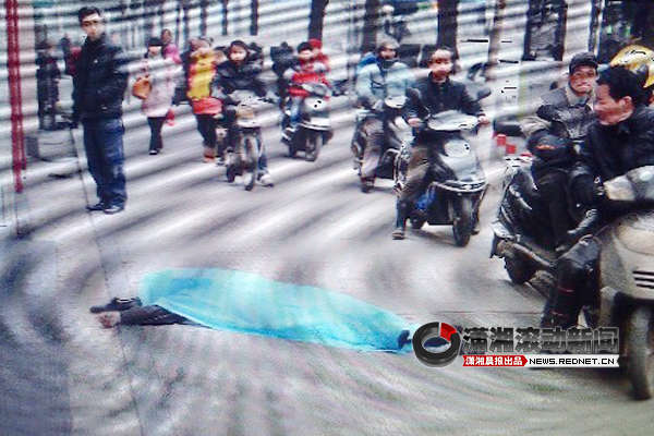 2月4日早上8時30分許，長沙人民中路255號一棟住宅樓露天樓梯6樓頂部，一名三十多歲的中年男子跳下