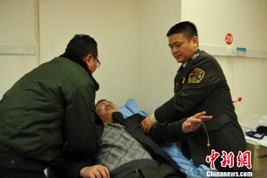 被“黑車”頂跑近5公里的執(zhí)法隊員周應(yīng)鑄被送至醫(yī)院急救。　閆成全　攝