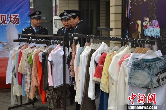 警方展示的部分被盜服裝?！∷瘟⒊z