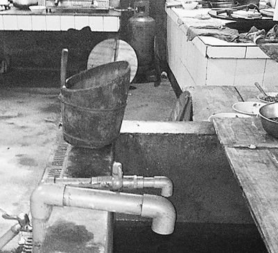 在鎮(zhèn)機(jī)關(guān)食堂，洗菜煮飯都用自來(lái)水。