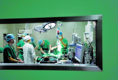 昨晚，醫(yī)生為小進進做截肢手術。