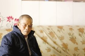 4月15日，劉爹爹的一只眼睛上有明顯的淤青。