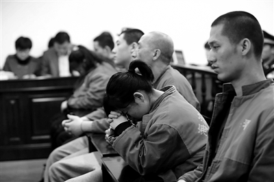 昨日，因涉嫌誘騙男網(wǎng)友進行高額消費，海淀區(qū)一咖啡廳負責人及“吧女”等14人受審。新京報記者 王貴彬 攝