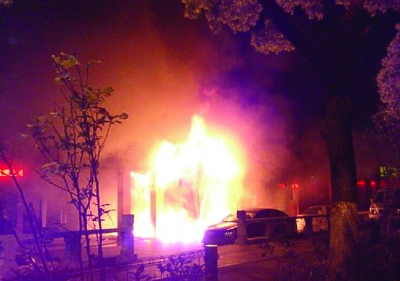 現(xiàn)場火勢很大。網(wǎng)友供圖（請聯(lián)系本報領(lǐng)取稿酬）