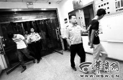 三人搶劫孕婦后，被警方和群眾合力抓獲 王警/攝