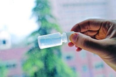 女童眼里取出的線蟲。吳葉青 攝