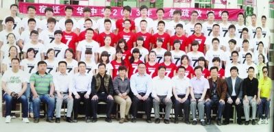 大家來(lái)找找，兩幅圖中有13人完全一致，你能找出來(lái)嗎？