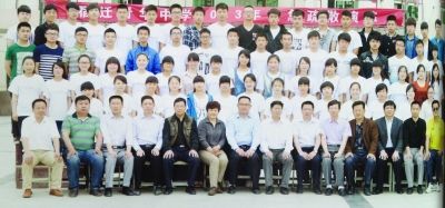 個(gè)不同班級(jí)的畢業(yè)照，前排除了最左邊一位老師外，完全一致。