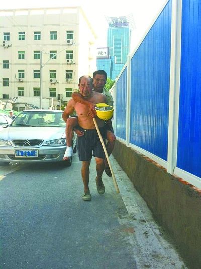 “謝謝，我們身上灰多，怕把車弄臟了”