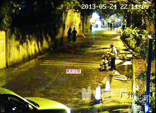 監(jiān)控視頻中（紅圈處），男子尾隨女學生試圖進行猥褻。通訊員供圖