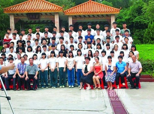 畢業(yè)照中間留出四個(gè)空位。