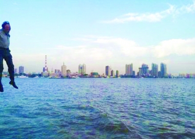 前晚，一名男子從輪渡上縱身墜入江中。@風(fēng)箏鍋發(fā)布