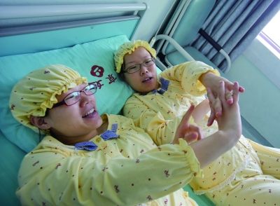 生完寶寶后姐妹倆在床上聊天。