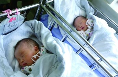 同一天出生的兩個寶寶，長的也很像。（左為男弟弟，右為女姐姐）