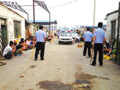 民警繳獲木棍。 讀者供圖