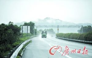 　當(dāng)天事故發(fā)生的現(xiàn)場(chǎng)處于一個(gè)彎道，很多司機(jī)反映說(shuō)來(lái)不及減速。