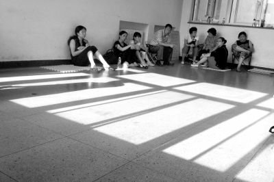 女童的家屬在醫(yī)院走廊中等待。京華時報記者趙思衡攝