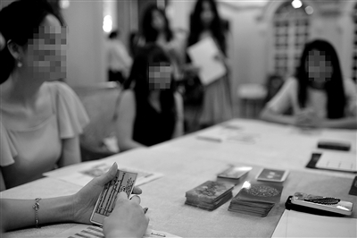 6月30日，中國企業(yè)家單身俱樂部在北京舉行富豪相親海選活動，“考官”通過玩塔羅牌考察面試者的心理狀態(tài)。新京報記者 吳江 攝