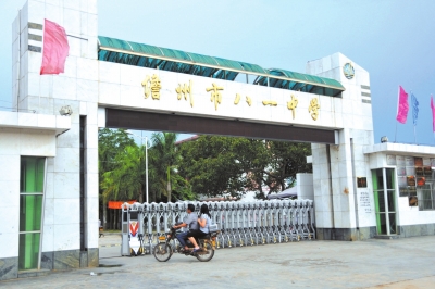 7月26日，海南儋州八一中學(xué)校門。新華社發(fā)