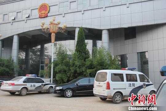 泊頭市人民法院院內(nèi)仍停有無(wú)牌制式警車(chē)，涉事人員與記者沖突地點(diǎn)僅距法院不足50米。穆玉良 攝