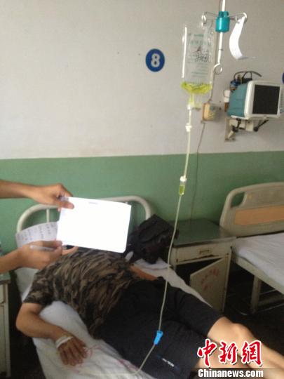 　被毆打記者正在當(dāng)?shù)蒯t(yī)院接受治療，診斷顯示為腹股溝軟組織挫傷。穆玉良 攝
