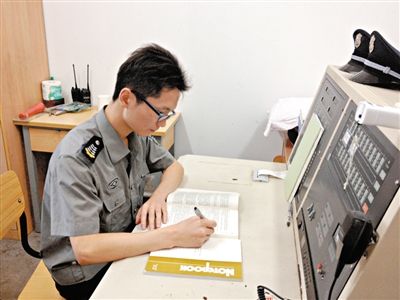 張團(tuán)政在工作間隙復(fù)習(xí)準(zhǔn)備司考。新京報(bào)記者 李雪瑩 攝