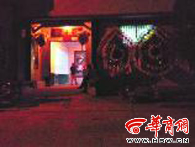 昨晚8時(shí)許，老人的大兒子的家正在辦喪事，屋外擺放著花圈 本報(bào)記者張超攝