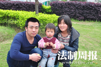 重獲自由后，張艷勝一家三口在一起