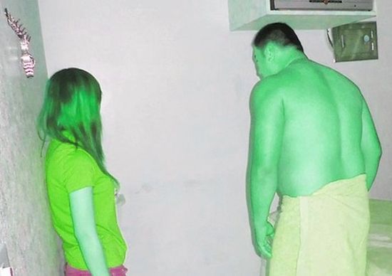 高雄黃姓男子(右)懷疑女友在“喇叭店”兼差，前往調(diào)查順便消費(fèi)時(shí)被警方逮個(gè)正著。(圖／東森新聞)