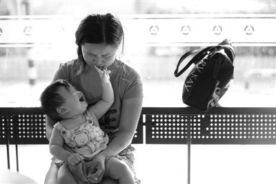 昨日，肯德基京廣中心店門口，姜女士提起跟養(yǎng)父母關(guān)系時(shí)落淚，懷中女兒笑著跟她玩。