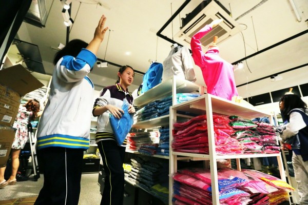 　9月12日，北京，十一學(xué)校在推出三大類、超過40款“最潮”校服，吸引學(xué)生搶購。