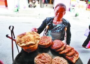 手頭拮據，每天只能吃一頓飯。