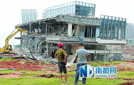傾塌的售樓中心昨日拆除。南都記者 徐文閣 攝