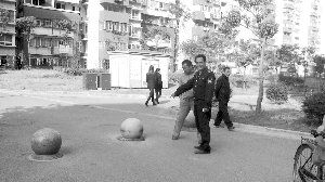 就為了搬這個(gè)石墩，男子打傷了兩個(gè)保安