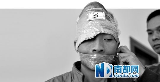 為了防止犯罪嫌疑人串供，民警用膠帶將犯罪嫌疑人的嘴封住。
