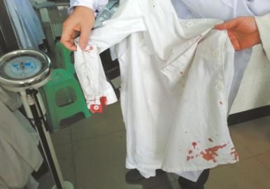 受傷醫(yī)生的衣服上血跡斑斑。