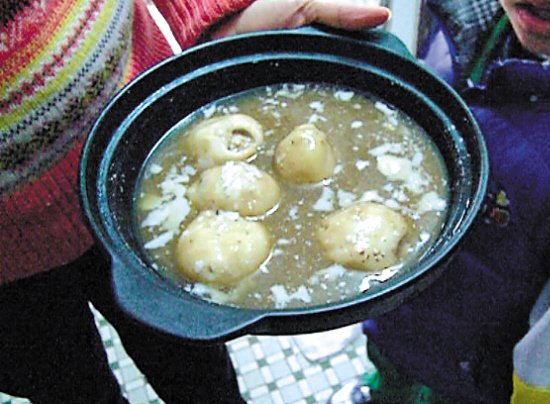 由于放置時間過久，鍋里的湯圓已經(jīng)非常大，湯圓皮上浮現(xiàn)很多白色物質(zhì)。