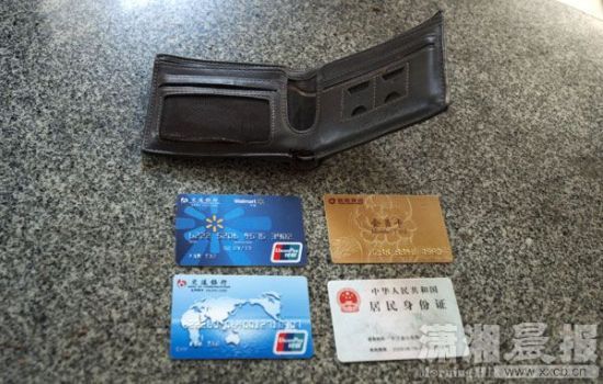12月24日，長沙雨花區(qū)美聯(lián)天驕城，當(dāng)事人范先生展示小偷寄回的錢包、身份證和銀行卡。